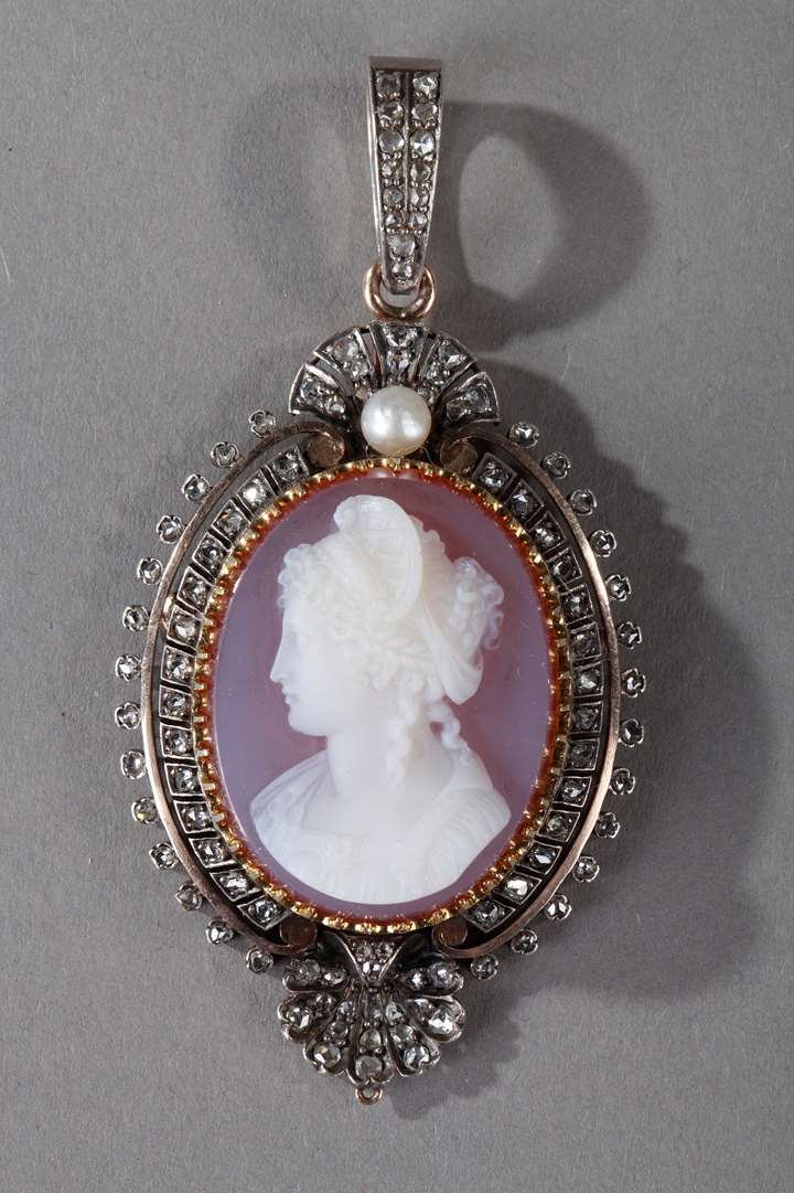 Cameo on agate, gold and diamond